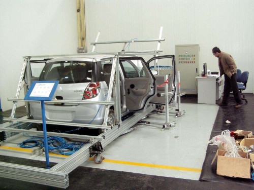 新能源汽車試驗平臺又能成為電機實驗平臺,是為了更好的保證其工件的精確度,會在平臺的表面設置成有孔或T型槽